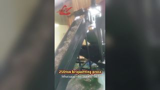 Presse à briquettes de ferraille de 250 tonnes travaillant dans la cour de nos clients